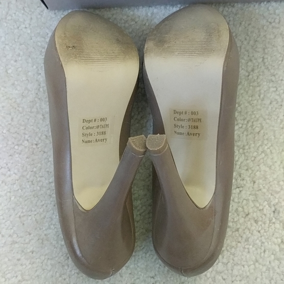 Gently used classy heels - Picture 4 of 8